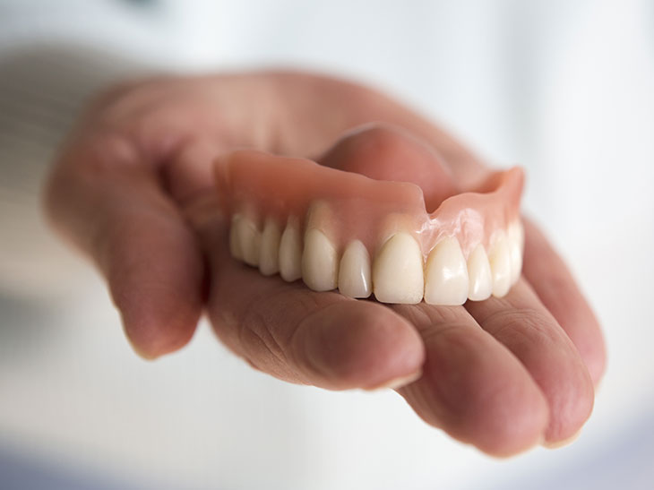 Обзор съёмных зубных протезов: плюсы, минусы и рекомендации по уходу